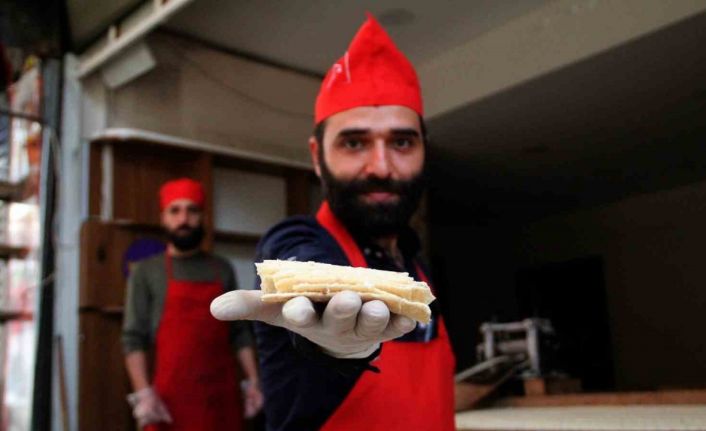 Depreme rağmen Hatay’ın ramazan sofralarına özel tatlısı ’küncülü helva’ üretiyorlar