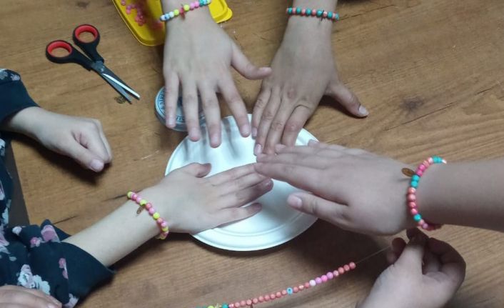 Depremi yaşayan çocuklar din görevlilerinin oyunlarıyla moral buluyor