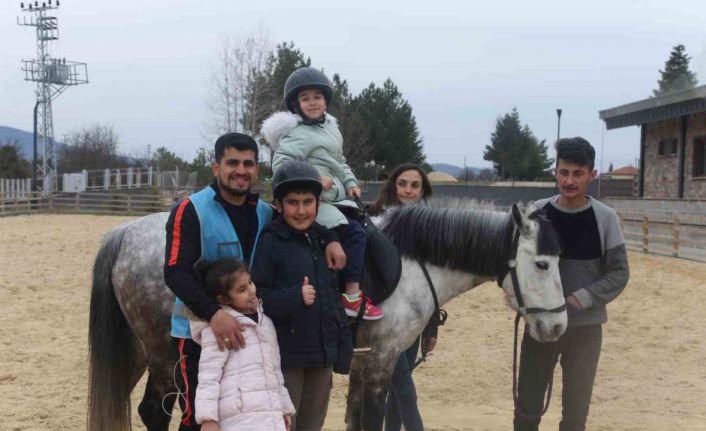 Depremi yaşayan özel çocuklar ata bindi, sevinçleri renkli görüntülere sahne oldu