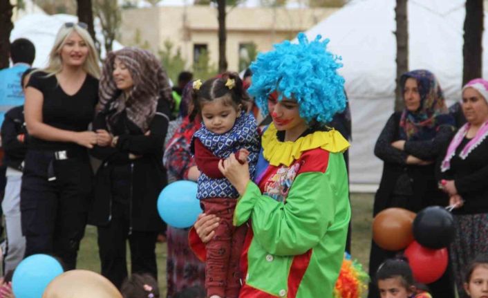 Depremin çocuklarını palyaçolar güldürdü