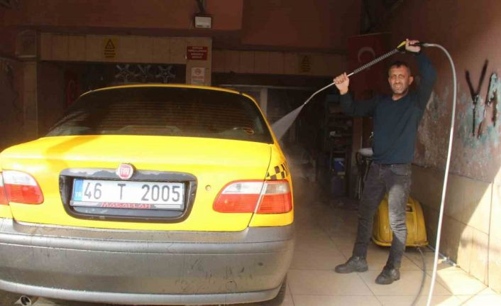 Depremin tozlu izleri oto yıkamacılarda siliniyor