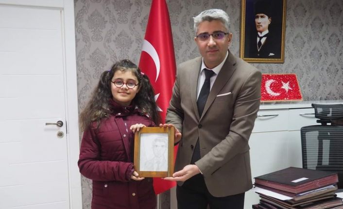 Depremzede Azra, Kaymakam Çalışır’ın resmini çizdi