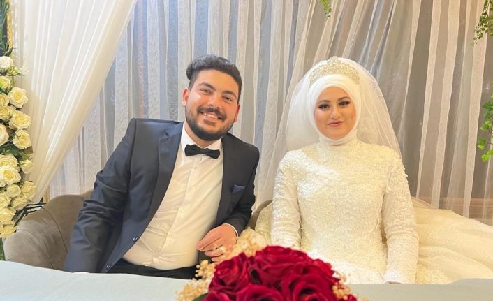 Depremzede çift Hatay’da giyemediği gelinlik ve damatlığı Rize’de giydi