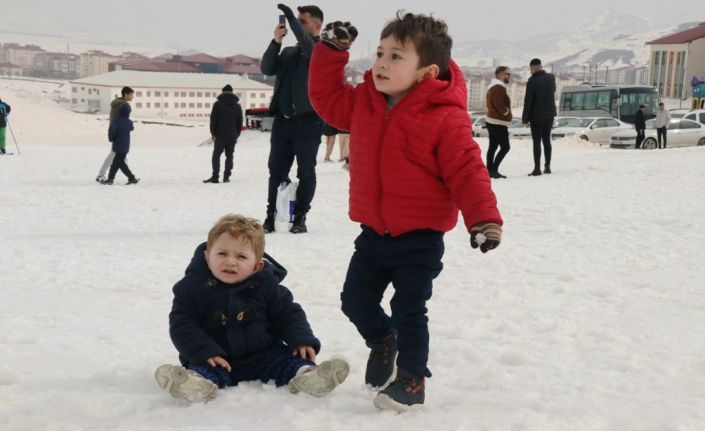 Depremzede çocuklar Bitlis’te kar keyfi yaşadı