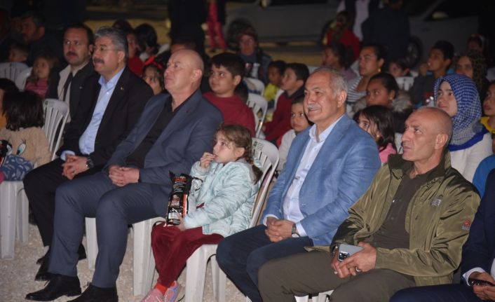 Depremzede çocuklar ve il protokolü Tosun Paşa’ filmiyle moral buldu