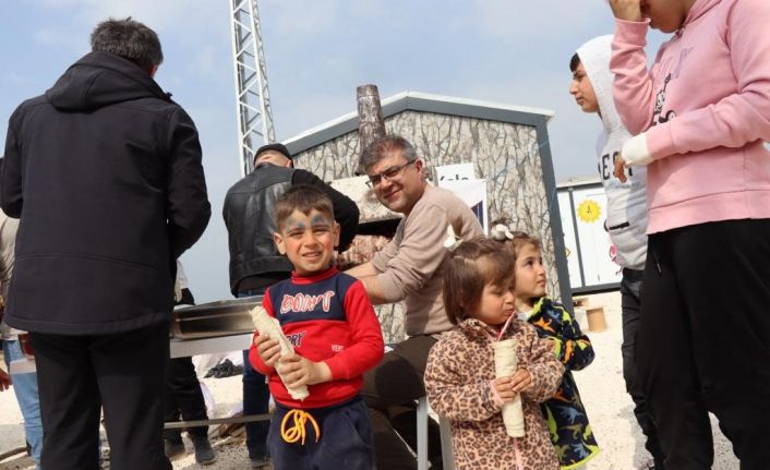 Depremzede çocuklara Oltu cağ kebabı ikram ettiler