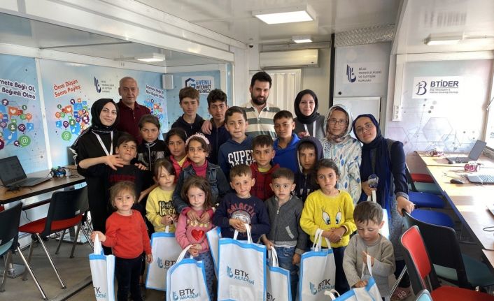 Depremzede çocuklara robotik kodlama eğitimi