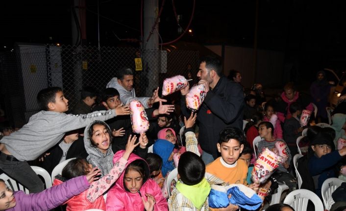Depremzede çocukların dev ekranda sinema keyfi
