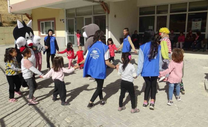 Depremzede çocuklarından afetin izlerini oyunla silmeye çalışıyorlar