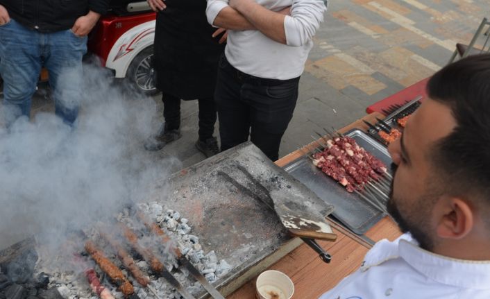 Depremzede esnaf kepenklerini açtı