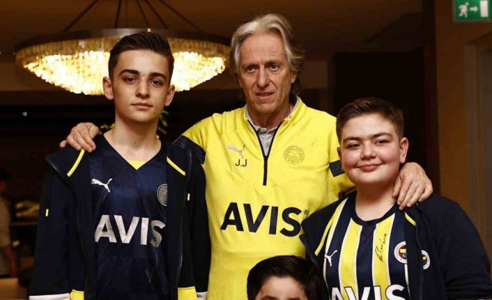 Depremzede Kamilcan’a Fenerbahçeli oyuncularla bir araya geldi