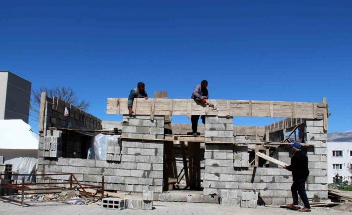 Depremzede muhtar fırın inşasına başladı, Ramazan ayı boyunca ücretsiz pide dağıtacak