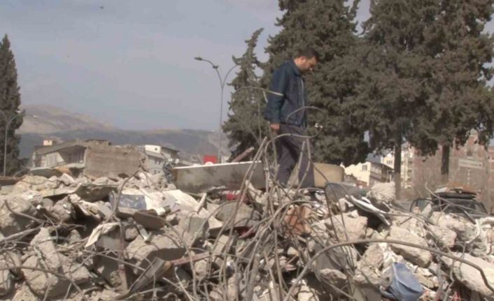 Depremzede o anları anlattı: Ailece aşağı indiler, 5 dakika sonra bina çöktü