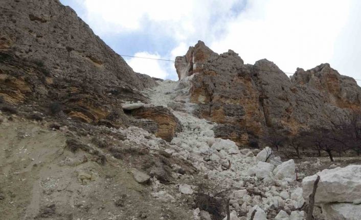 Depremzedeler dehşet anlarını anlattı:  “Böyle bir şey görmedik, dağlar bölük bölük bölündü”