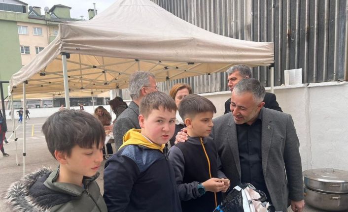 Depremzedeler için kurulan hayır çarşına kuruldu