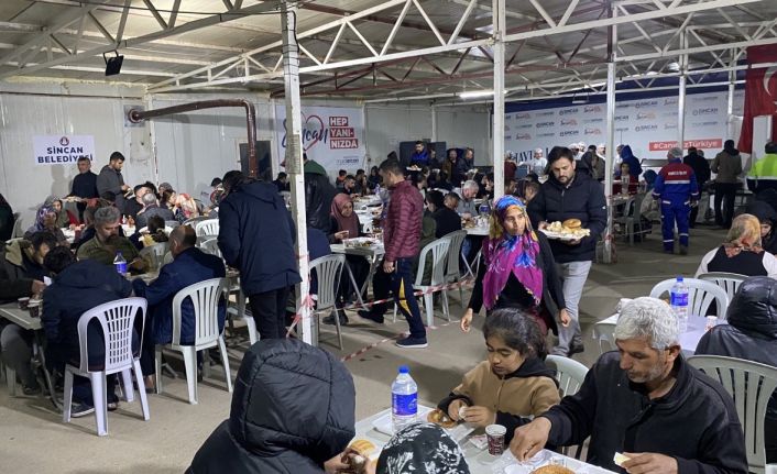 Depremzedeler sahurda çadırlarda buluştu