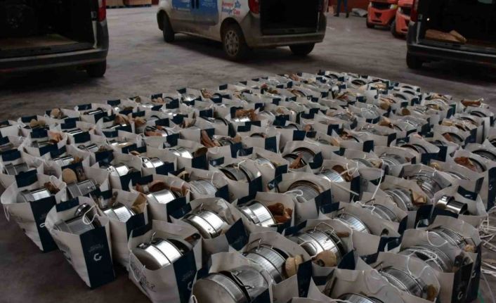 Depremzedelere mutfak seti dağıtıldı