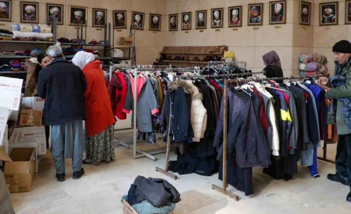 Depremzedelerin ihtiyaçlarını ’Veren el alan eli görmüyor’ anlayışıyla karşılıyor