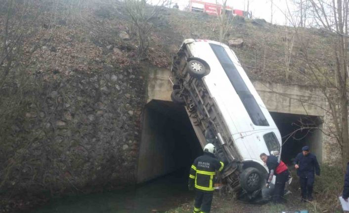 Dere yatağına düşen minibüsteki 13 kişi yaralandı
