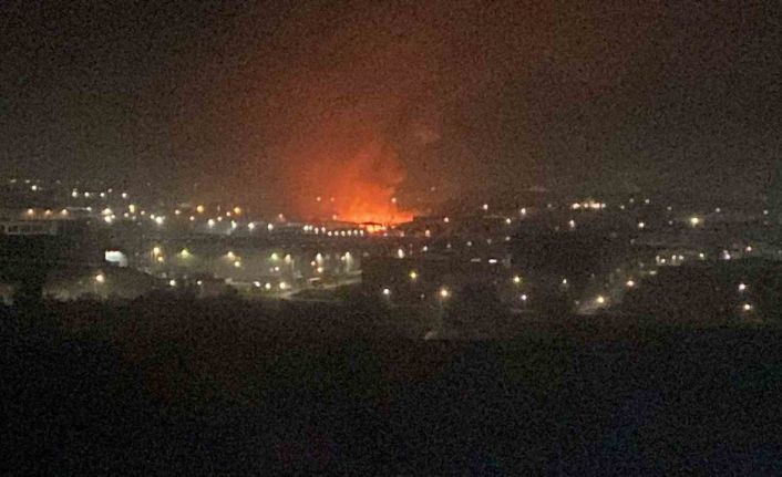 Dev yangın ilçenin her yerinden göründü: Sahura kalkanlar alev topuyla uyandı