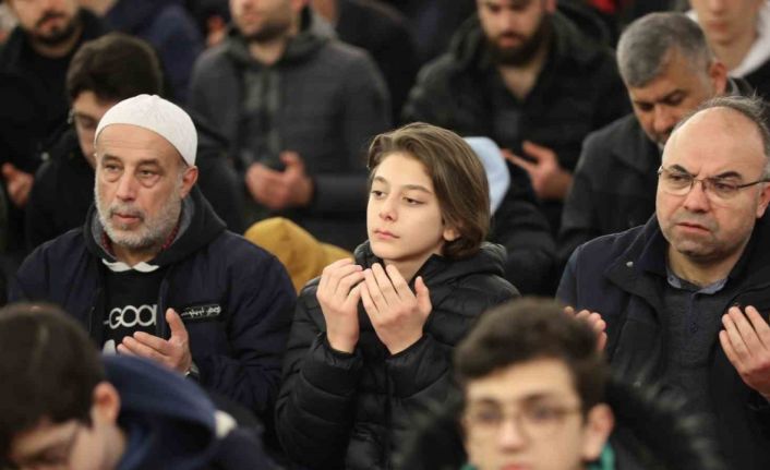 Diyanet İşleri Başkanı Erbaş imam hatipli gençlerle sabah namazında buluştu