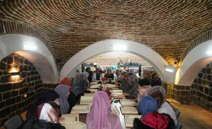 Diyarbakır’da depremde hayatını kaybedenler için hatim okunuyor