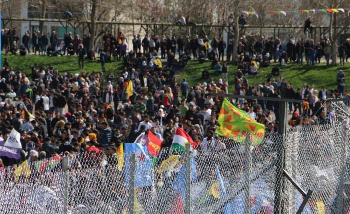 Diyarbakır’da Nevruz kutlamasında terör paçavrası açıp slogan atıldı