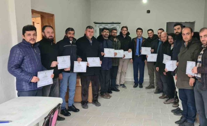 Dumlupınar’da vaaz ve hutbe kursuna katılan imam ve müezzinlere katılım belgesi