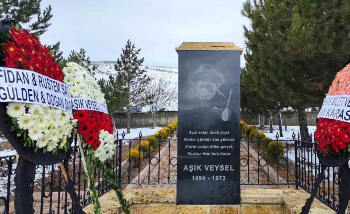 Dünyaca ünlü halk ozanı mezarı başında anıldı