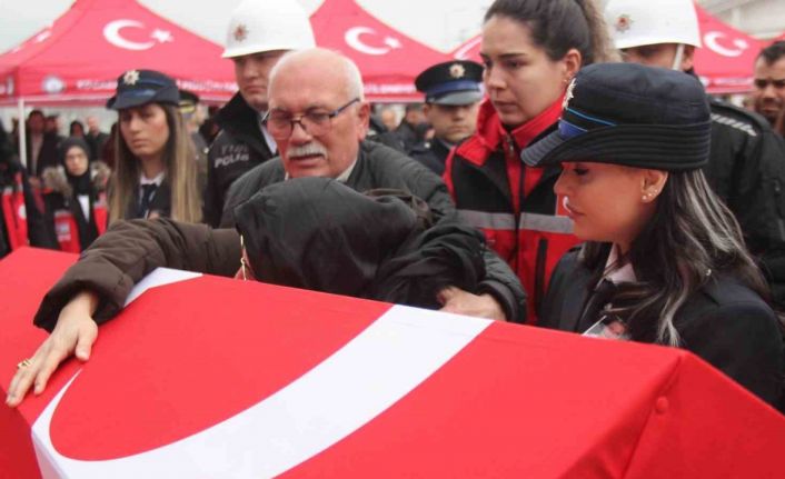 "Dur" ihtarına uymayan sürücünün çarptığı polis, son yolculuğuna uğurlandı