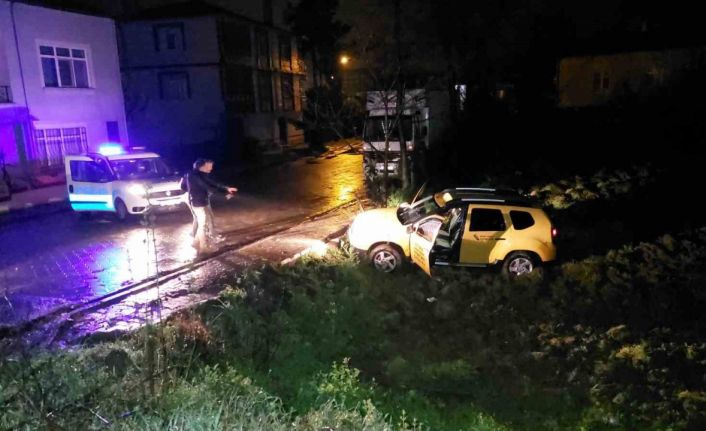 Duraktaki taksiyi çalan şahıs kovalamacada 3 polis aracına çarpıp bahçeye uçtu: 1’i polis 2 yaralı