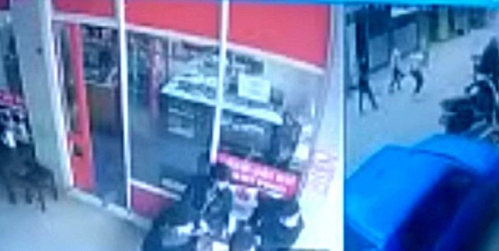 Edremit’te sopalı bıçaklı kavga iş yerine taştı