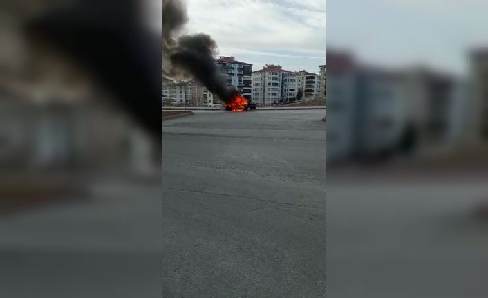 Elazığ’da otomobil alev alev yandı