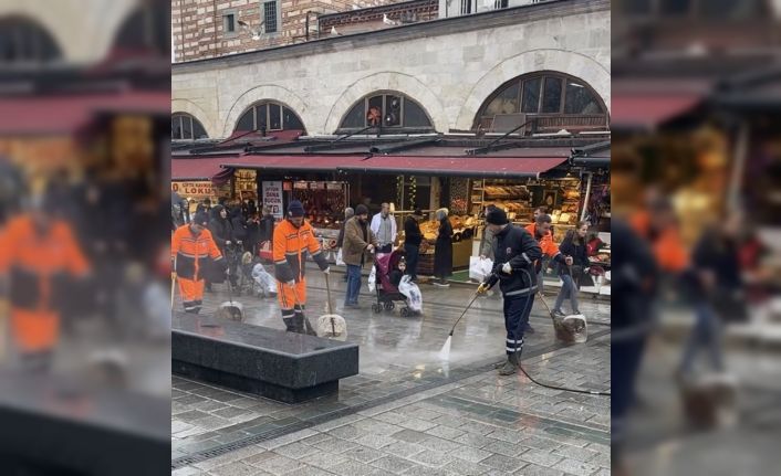 Eminönü Meydanı Ramazan arifesinde sıcak su ve köpükle yıkandı