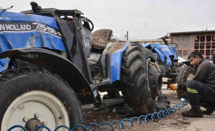 Enkaz altından çıkan traktörler, yüz binlerce liralık masrafla yeniden tarlaya dönüyor