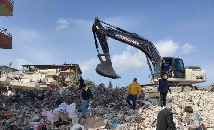 Enkaz arasında milyonluk ürünlerini aradılar