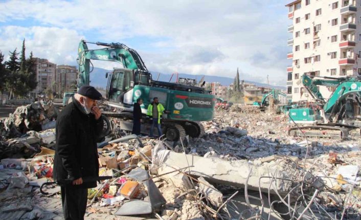 Enkazda hatıra arayan yaşlı adam: "Şu enkazla, ben de enkaz oluyorum"