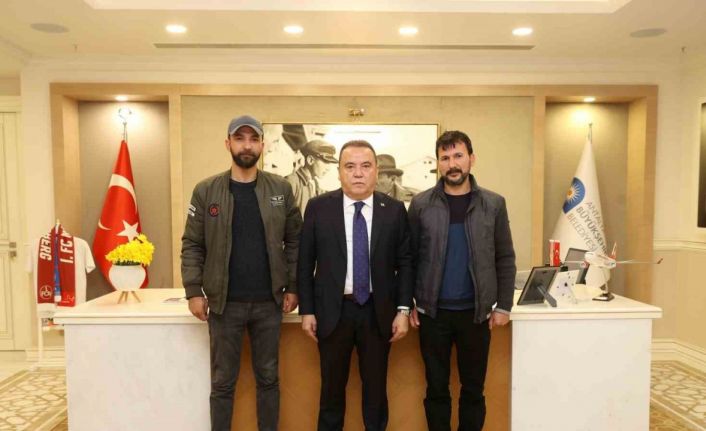 Enkazdan 162. saat sonra sağ çıkan depremzede, onu kurtaran kahramanlarıyla buluştu