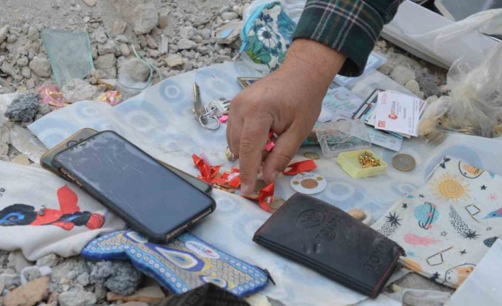 Enkazdan çıkan ziynet eşyaları, ölenlerin yakınlarına teslim edildi