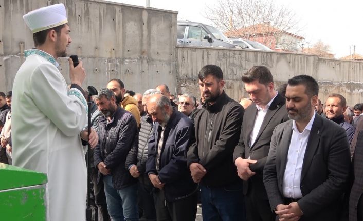 Enkazdan yaralı olarak çıkartıldıktan sonra hastanede hayatını kaybeden 10 yaşındaki Erva toprağa verildi