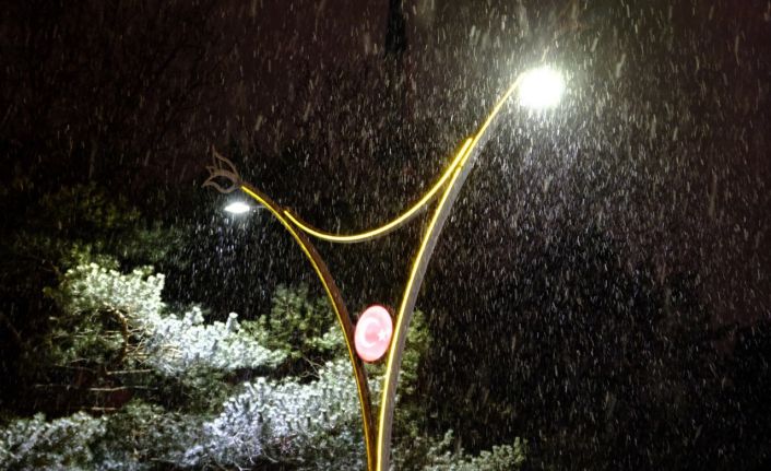 Erzincan güne karla uyandı