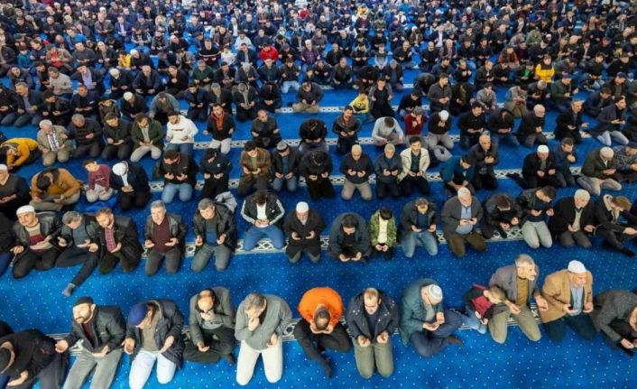Erzincan’da ilk teravih namazında camiler doldu