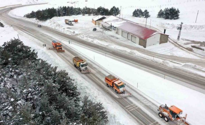 Erzincan’da kar ve tipiden 135 köy yolu ulaşıma kapandı
