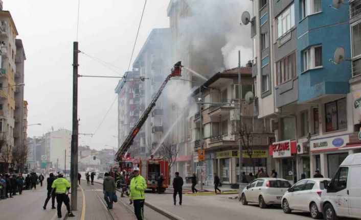 Eskişehir’de 2 katlı binada çıkan yangın paniğe neden oldu