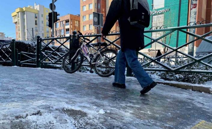 Eskişehir’de cadde ve sokaklar adeta buz pistine döndü