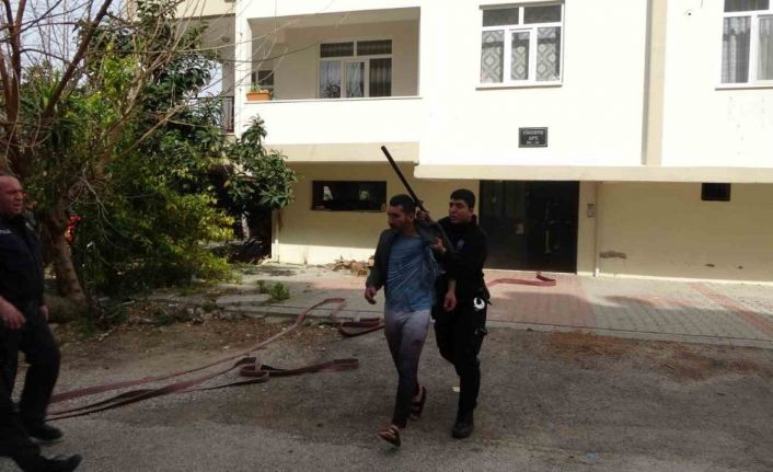 Evi ateşe verip, müdahale için gelen ekiplere ecel teri döktüren şahıs tutuklandı