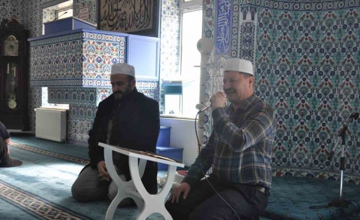 Ezan yarışmasında birinci olan imam güzel sesiyle mahalleliyi namaza teşvik ediyor
