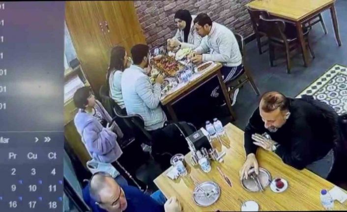 Fatih’te çocuk hırsızın, turistin ziynet eşyası dolu çantasını çaldığı anlar kamerada