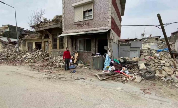 Fedakar depremzede baba, çocuğu üşümesin diye ağır hasar alan evlerine girip kıyafet aradı