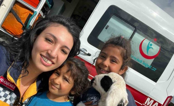 Fedakâr sağlık çalışanları, depremzede çocukları bir an olsun yalnız bırakmıyor